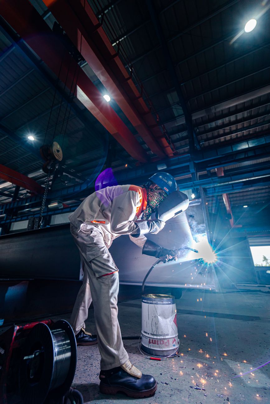 welder at work in vietnamese steel factory